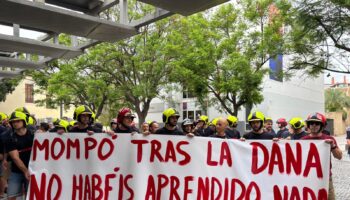 Los bomberos reciben al presidente de la Diputación de Valencia entre gritos de “¡Fuera, fuera!” y “¡Mazón dimisión!”
