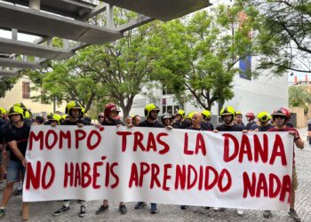 Los bomberos reciben al presidente de la Diputación de Valencia entre gritos de “¡Fuera, fuera!” y “¡Mazón dimisión!”