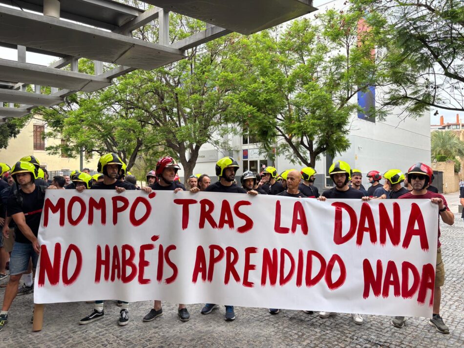 Los bomberos reciben al presidente de la Diputación de Valencia entre gritos de “¡Fuera, fuera!” y “¡Mazón dimisión!”
