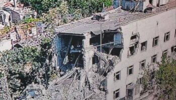 Decenas de personas bajo escombros en edificio bombardeado por Ucrania en Jersón