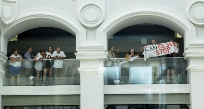 Las vecinas de San Ildefonso, 20 interrumpen el pleno del Ayuntamiento de Madrid para denunciar el acoso inmobiliario