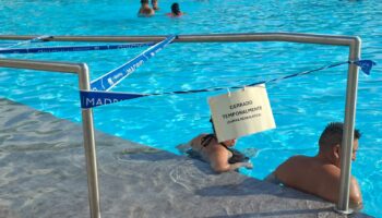Las piscinas del Luis Aragonés de Hortaleza, sin césped y con desperfectos tras gastar más de cuatro millones en reformarlas