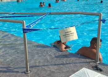 Las piscinas del Luis Aragonés de Hortaleza, sin césped y con desperfectos tras gastar más de cuatro millones en reformarlas