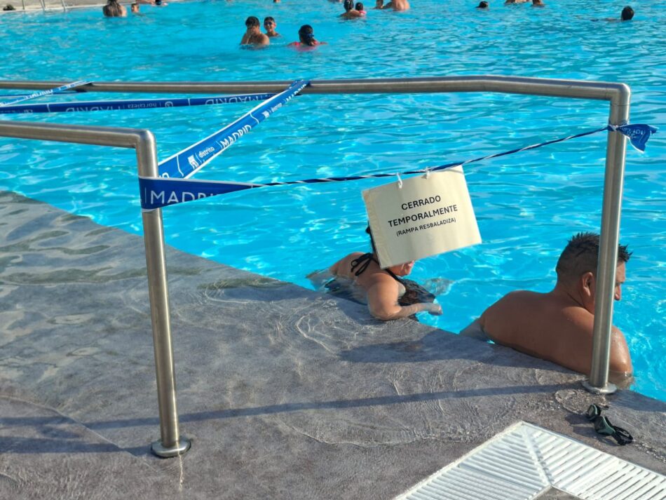 Las piscinas del Luis Aragonés de Hortaleza, sin césped y con desperfectos tras gastar más de cuatro millones en reformarlas
