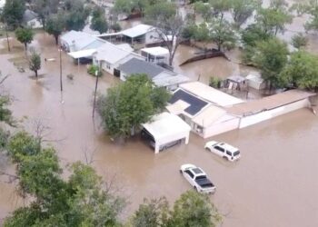 Inundaciones en Texas: Ascienden a 43 las muertes, 27 niñas desaparecidas