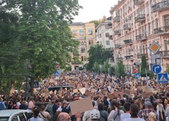 Crecen las protestas en Ucrania contra el control de Zelenski a los departamentos anticorrupción