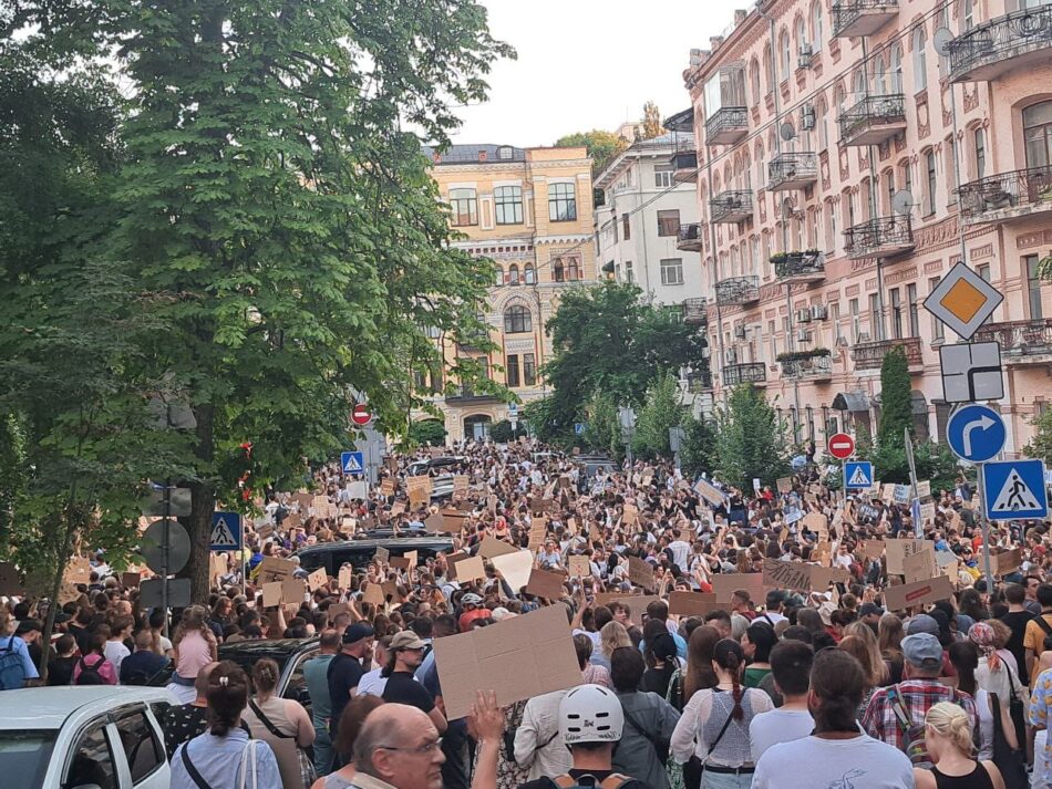 Crecen las protestas en Ucrania contra el control de Zelenski a los departamentos anticorrupción