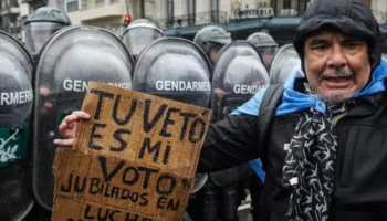Jubilados sufren represión policial durante marcha frente al Congreso argentino