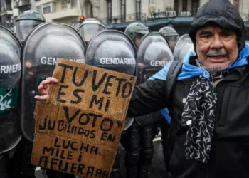Jubilados sufren represión policial durante marcha frente al Congreso argentino