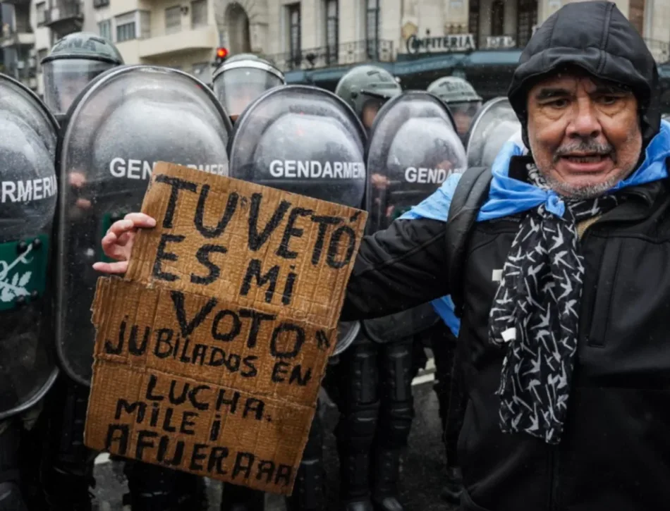 Jubilados sufren represión policial durante marcha frente al Congreso argentino