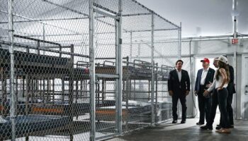 Encierran a cientos de migrantes sin cargos en Estados Unidos