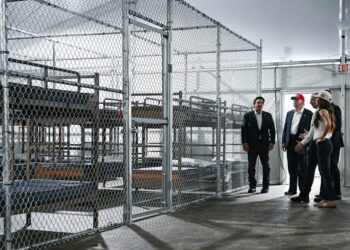 Encierran a cientos de migrantes sin cargos en Estados Unidos