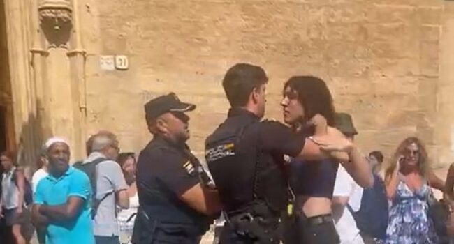 Plataforma Trans pide a Marlaska la suspensión del servicio de los policías nacionales que agredieron a una mujer trans en Palma
