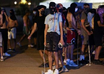 Els Comuns denuncien el grup d’ultradreta violenta Deport Them Now i demanen investigar els seus vincles amb VOX