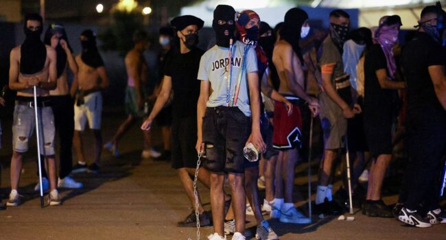 Els Comuns denuncien el grup d’ultradreta violenta Deport Them Now i demanen investigar els seus vincles amb VOX