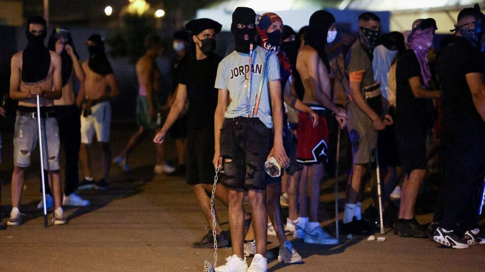 Els Comuns denuncien el grup d’ultradreta violenta Deport Them Now i demanen investigar els seus vincles amb VOX