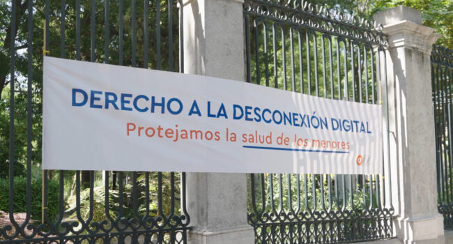 Los Campamentos Digitales de la Fundación Cibervoluntarios vulneran, con fondos públicos, el derecho a la desconexión digital en menores