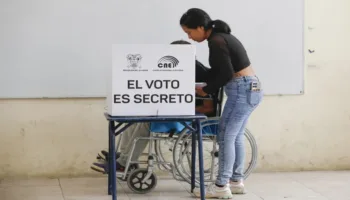 Gobierno de Ecuador confirma preparativos para referéndum que incluye las bases militares