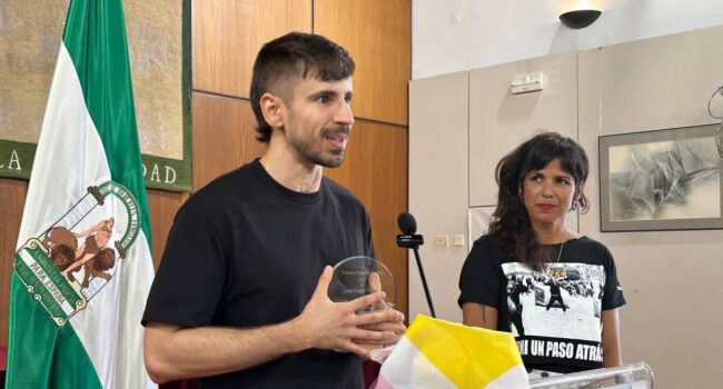 Adelante Andalucía  entrega al youtuber “Tigrillo” el premio “Orgullo Andalú” en un acto en el que la juventud ha sido protagonista