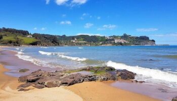 La playa Griega (Colunga, Asturias) presenta mala calidad de sus aguas, no se avisa a los usuarios 