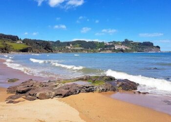La playa Griega (Colunga, Asturias) presenta mala calidad de sus aguas, no se avisa a los usuarios