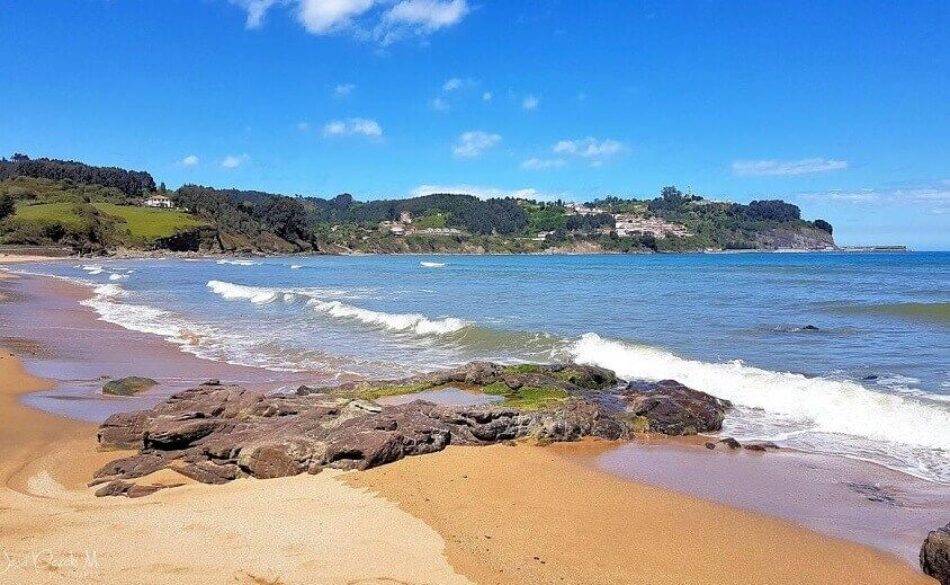 La playa Griega (Colunga, Asturias) presenta mala calidad de sus aguas, no se avisa a los usuarios