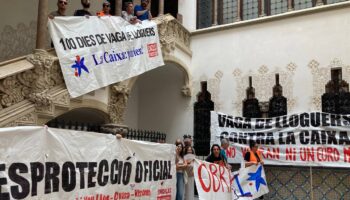 Un centenar de personas ocuparon el Palau Macaya para exigir una negociación colectiva la lucha por la vivienda pública