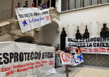 Un centenar de personas ocuparon el Palau Macaya para exigir una negociación colectiva la lucha por la vivienda pública