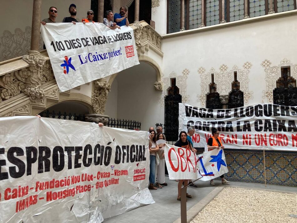 Un centenar de personas ocuparon el Palau Macaya para exigir una negociación colectiva la lucha por la vivienda pública