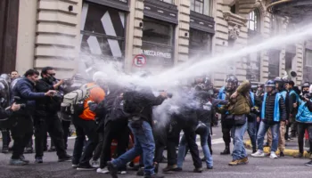 Represión en Argentina deja 25 heridos frente al Congreso Nacional