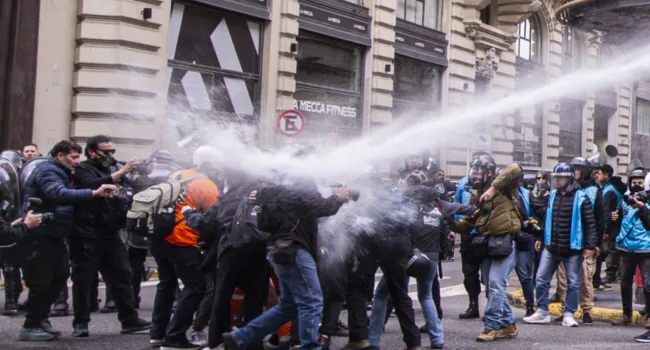 Represión en Argentina deja 25 heridos frente al Congreso Nacional