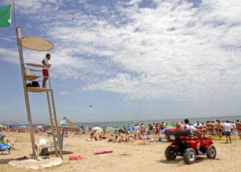 Inspección de Trabajo señala a Ayuntamiento de València y Cruz Roja tras una denuncia de CGT por las condiciones de los socorristas de las playas