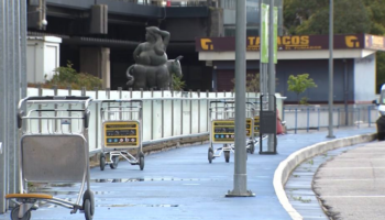 IU reclama a Transportes que actúe frente a la “reiterada adjudicación de aparcamientos VIP en aeropuertos como Madrid, Barcelona o Málaga a empresas de VTC en contra del taxi tradicional”
