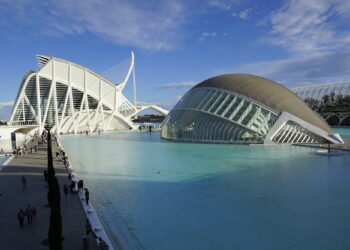 Sol, arena y ciencia: el lado sorprendente de Valencia