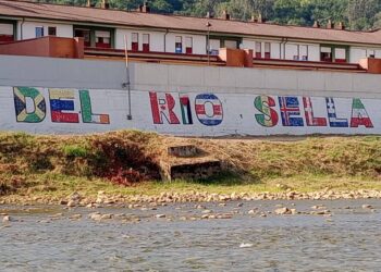 Borran la bandera de Israel del mural del Descenso del Sella en Arriondas