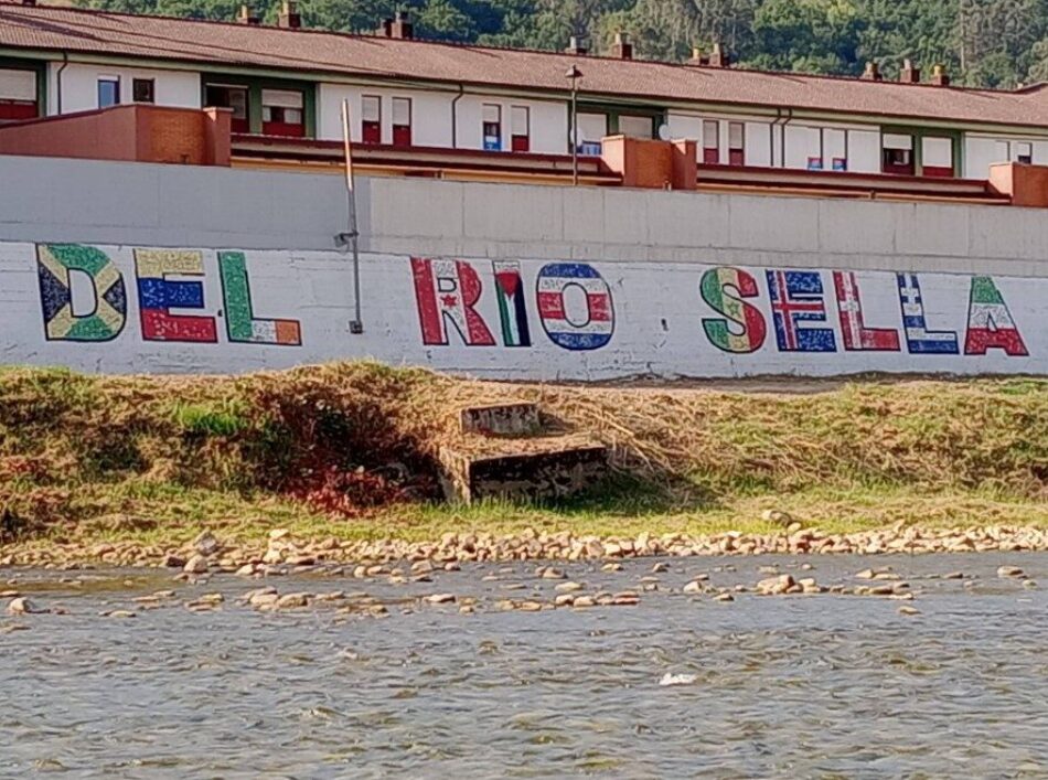 Borran la bandera de Israel del mural del Descenso del Sella en Arriondas