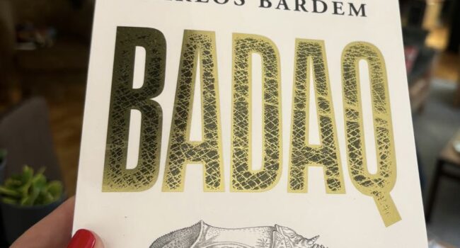 Carlos Bardem presenta Badaq, su última novela, en Manilva, Zahara de los Atunes y Conil de la Frontera