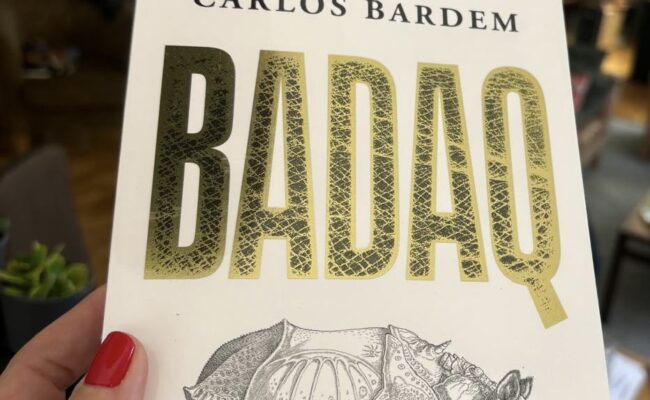 Carlos Bardem presenta Badaq, su última novela, en Manilva, Zahara de los Atunes y Conil de la Frontera