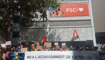 CGT i CNT es concentren davant la seu del PSC per exigir la continuïtat de les places de programes socioeducatius als centres públics de Catalunya