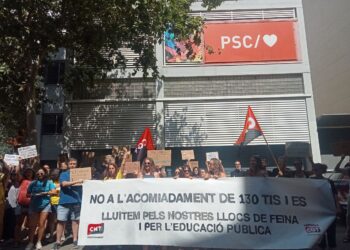 CGT i CNT es concentren davant la seu del PSC per exigir la continuïtat de les places de programes socioeducatius als centres públics de Catalunya