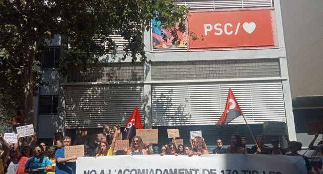 CGT i CNT es concentren davant la seu del PSC per exigir la continuïtat de les places de programes socioeducatius als centres públics de Catalunya