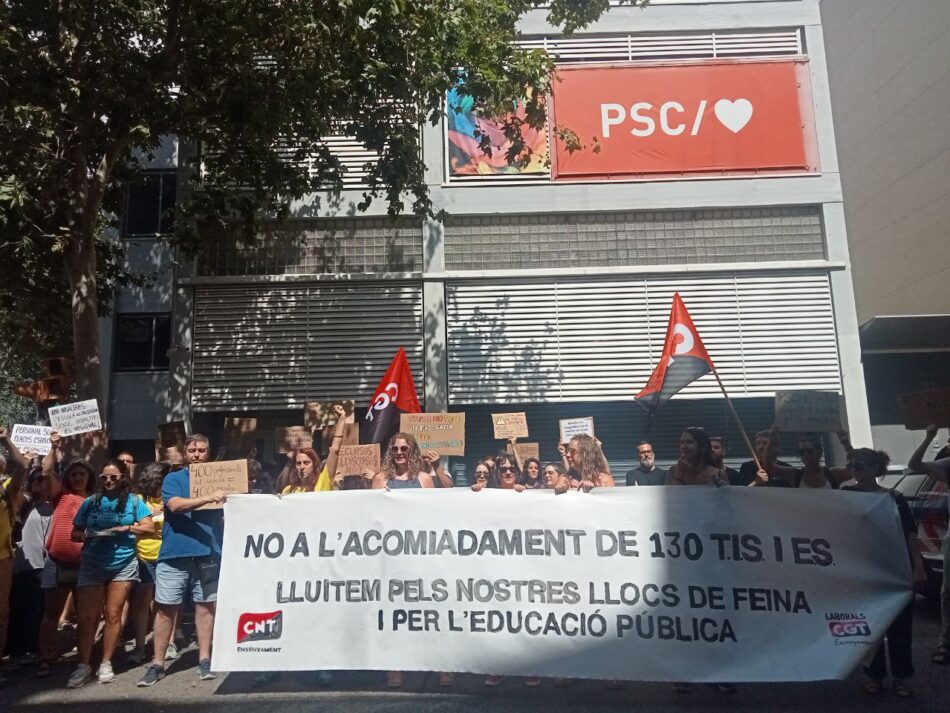 CGT i CNT es concentren davant la seu del PSC per exigir la continuïtat de les places de programes socioeducatius als centres públics de Catalunya