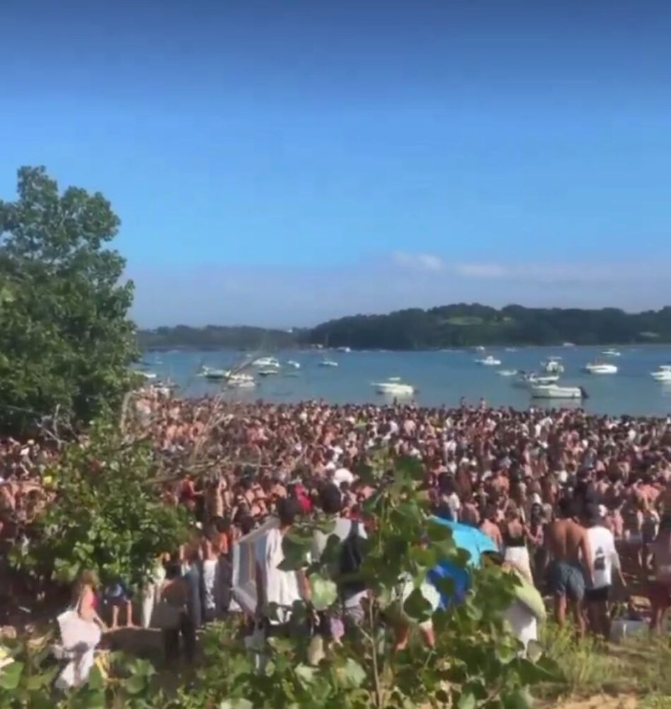 Cantabristas denuncia que «han convertido el Puntal de Somo, una zona protegida, en la Magaluf del norte»