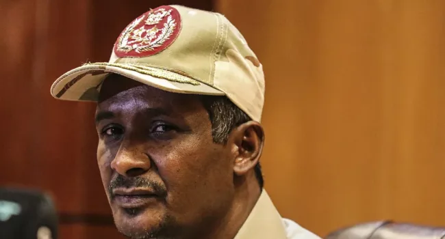 Tribunal acusa a líder paramilitar de Sudán de genocidio