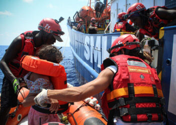 El Aita Mari rescata a 13 personas en el Mediterráneo Central, incluyendo mujeres y menores 