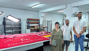 Una delegación del PCE visita las banderas comunistas requisadas en la guerra civil y custodiadas por el Archivo General de Navarra