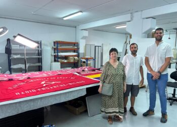 Una delegación del PCE visita las banderas comunistas requisadas en la guerra civil y custodiadas por el Archivo General de Navarra