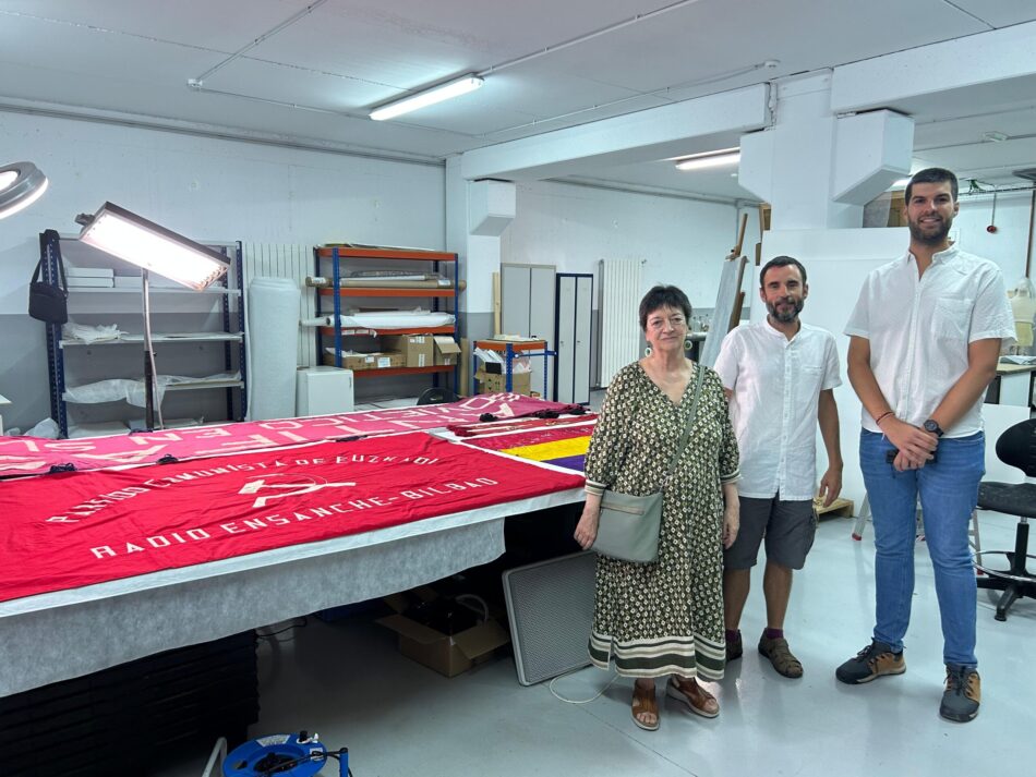 Una delegación del PCE visita las banderas comunistas requisadas en la guerra civil y custodiadas por el Archivo General de Navarra