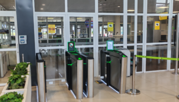 FACUA denuncia discriminación en el aeropuerto de San Sebastián: las personas con movilidad reducida se ven obligadas a solicitar asistencia para embarcar
