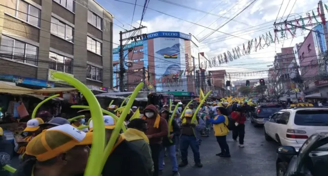 Candidatos de derecha cierran campaña presidencial en Bolivia